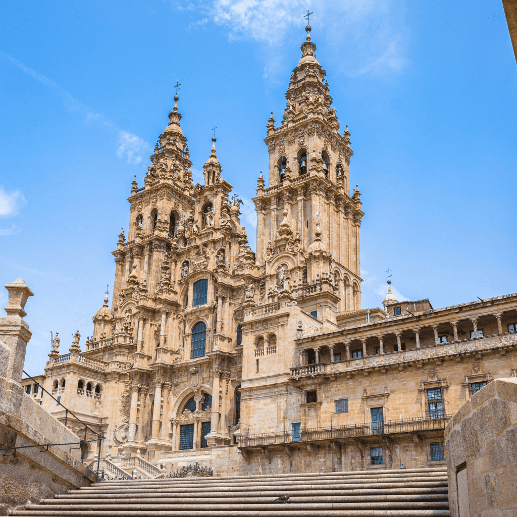 santiago de compostela - Vip Turismo Paris Fachada da Catedral de Santiago de Compostela sob céu azul”