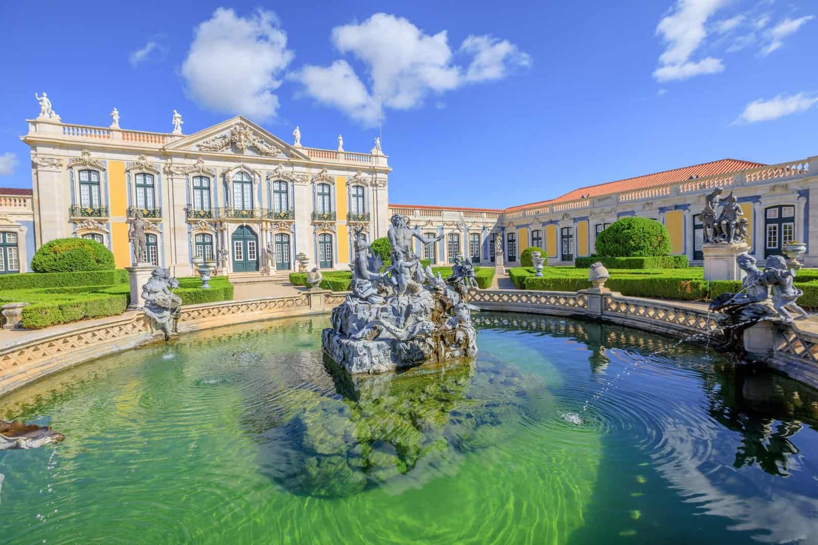 Fachada do Palácio Nacional de Queluz com jardim simétrico em estilo francês