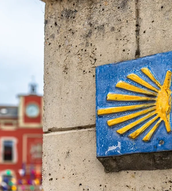 Placa do Caminho de Santiago em rota de peregrinação até a Catedral