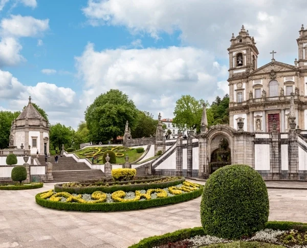 escadaria barroca do Santuário Bom Jesus do Monte em Braga
