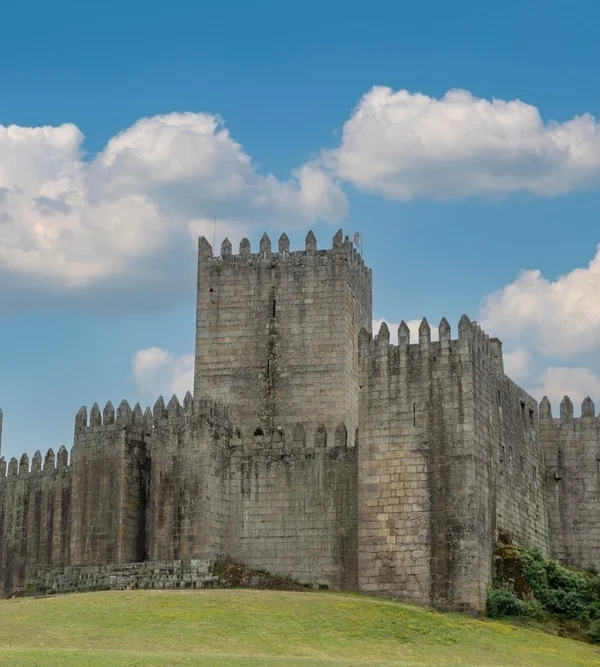 vista do Castelo de Guimarães em Portugal com muralhas medievais