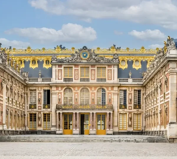 fachada do Palácio de Versailles vista da entrada principal