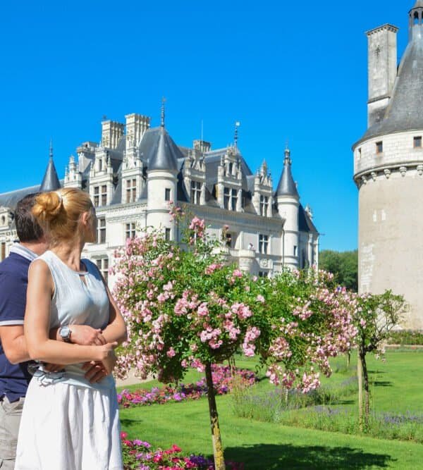 turista brasileiro caminhando pelos jardins de castelo no Vale do Loire