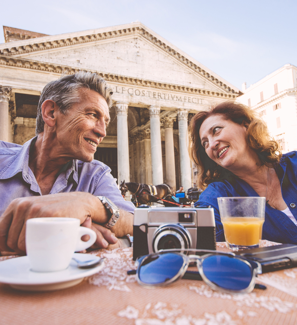 Fachada imponente do Pantheon de Roma com céu azul