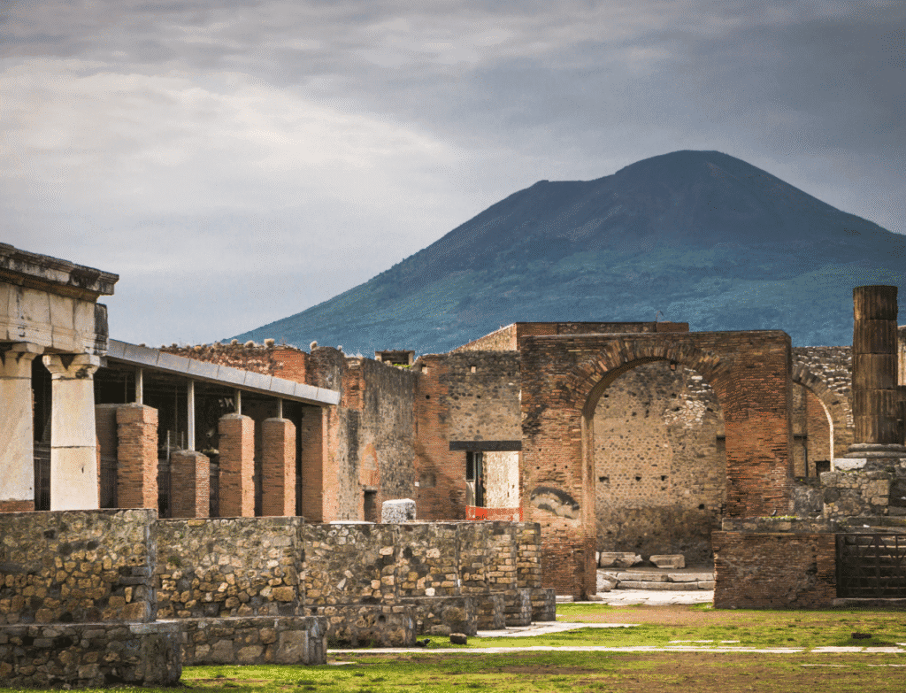 Ruínas arqueológicas de Pompeia vistas durante tour saindo de Roma