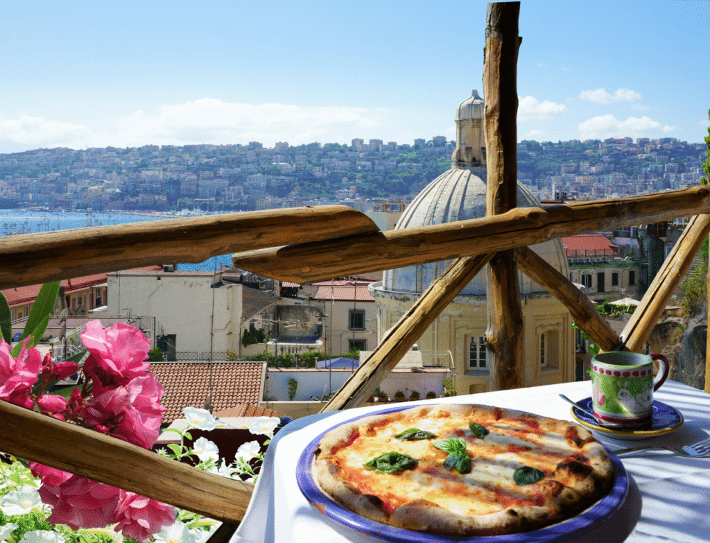 Pizza napolitana tradicional degustada durante parada em Nápoles no tour para Pompeia saindo de Roma