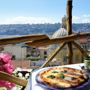 Pizza napolitana tradicional degustada durante parada em Nápoles no tour para Pompeia saindo de Roma
