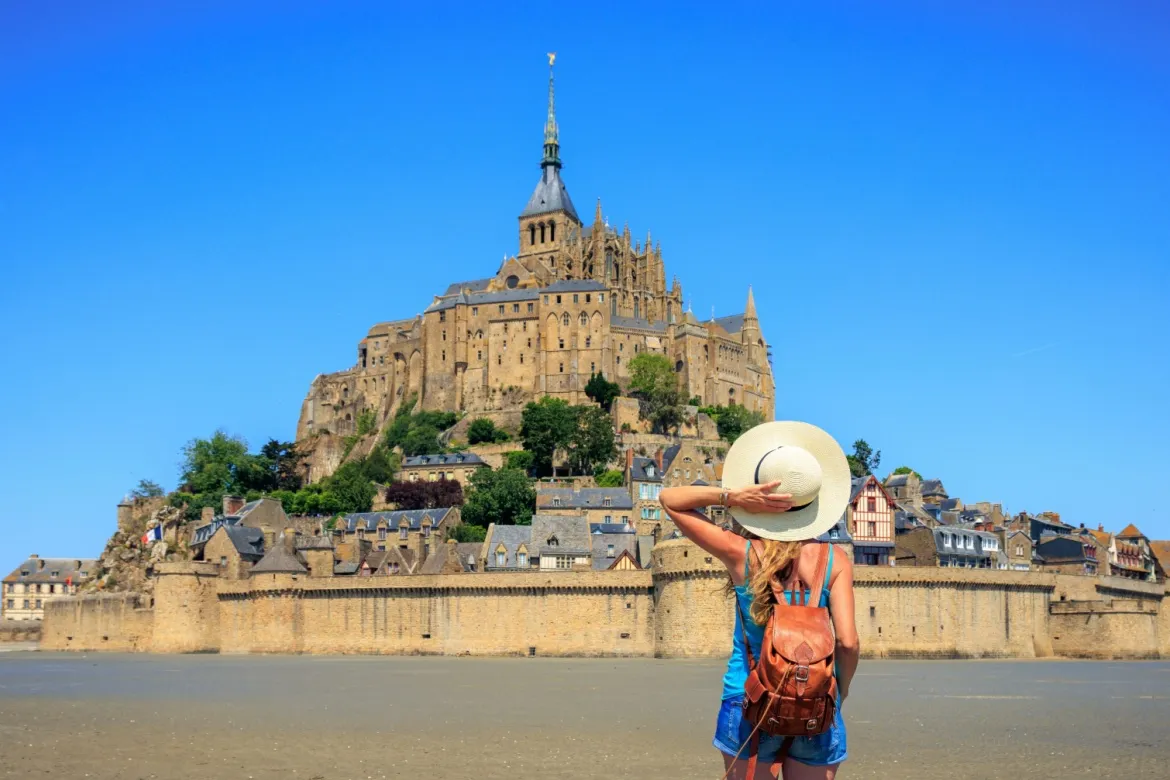 Mont-Saint-Michel iluminado à noite
